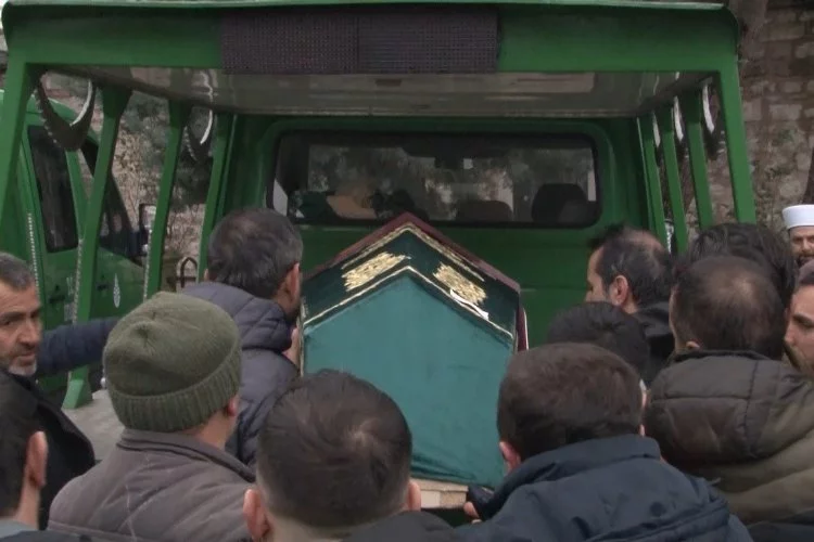 Kafasından vurularak öldürülen Melek Nur toprağa verildi