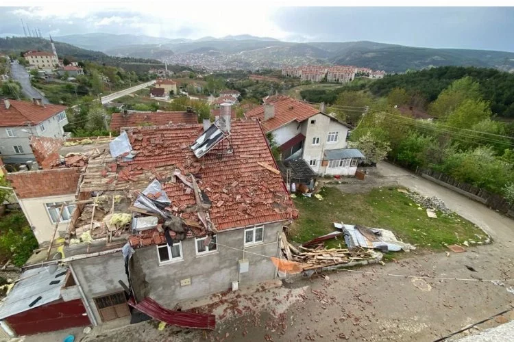 Fırtına Kastamonu'yu da vurdu! Valilik:  "72 yerde çatı uçtu, 6 vatandaşımız yaralandı”