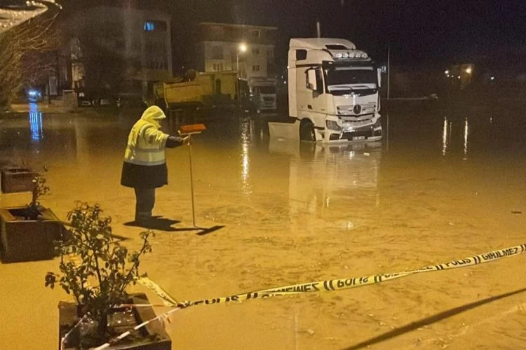 Kırklareli’de şiddetli yağış: Araçlar suya gömüldü