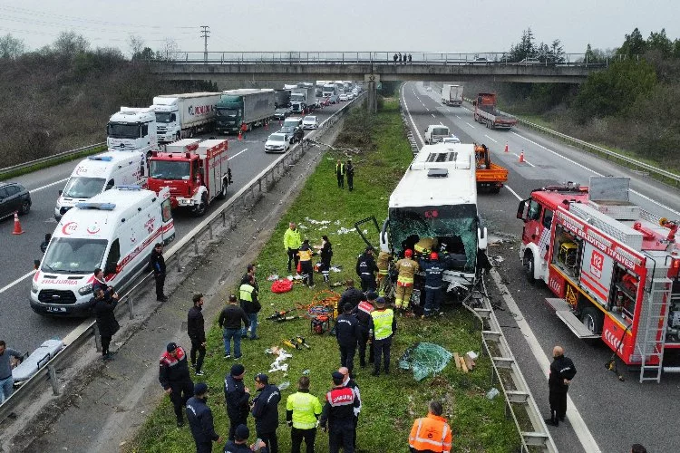 Korkunç Kaza: TEM'de Otobüs Tıra Çarptı, 1'i Ağır 17 Yaralı!