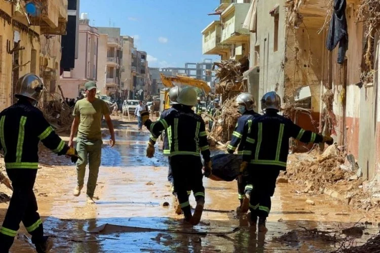 Libya'daki sel felaketinin ardından sokaklar cesetlerle doldu!