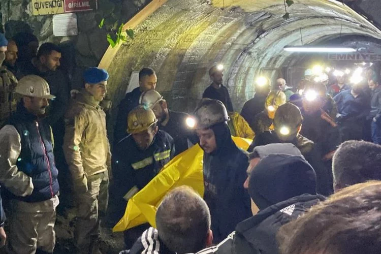 Madendeki göçükte kalan işçinin cansız bedeni 5 saat sonra çıkartıldı