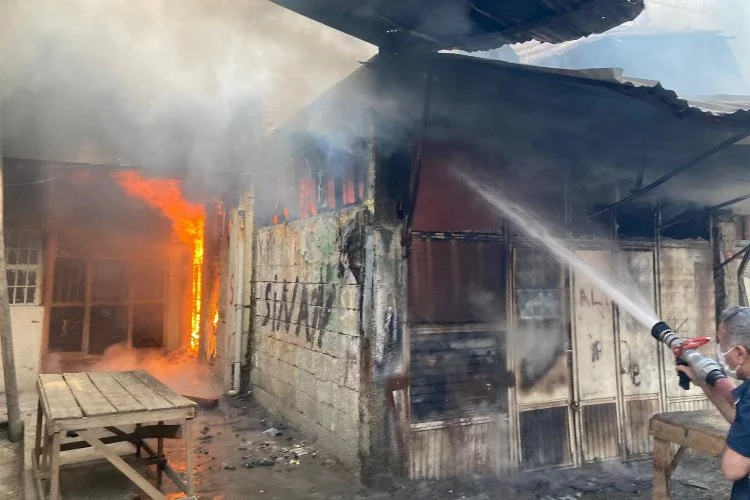 Marangozcular çarşısında 3 dükkan yangını paniğe neden oldu
