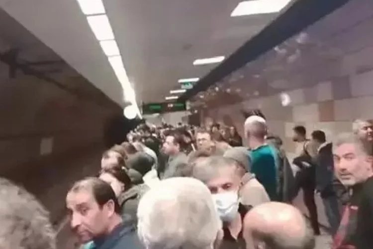 Metroda meydana gelen arıza yolcuları isyan ettirdi