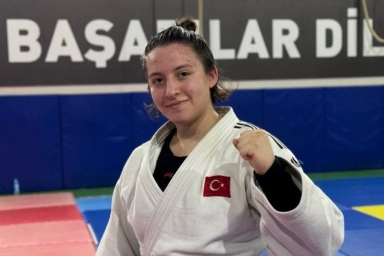 Milli judocu Firdevs Dilbirliği, depremzede ailesine moral oldu