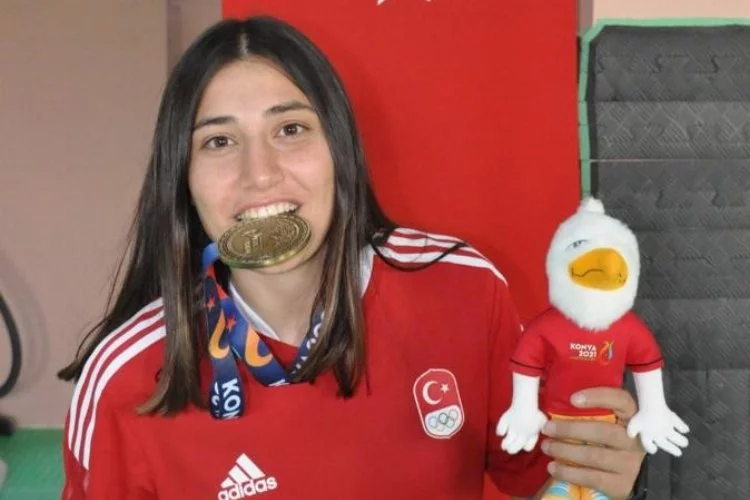 Milli kick bokscu Feyzanur Azizoğlu, Dünya şampiyonu oldu