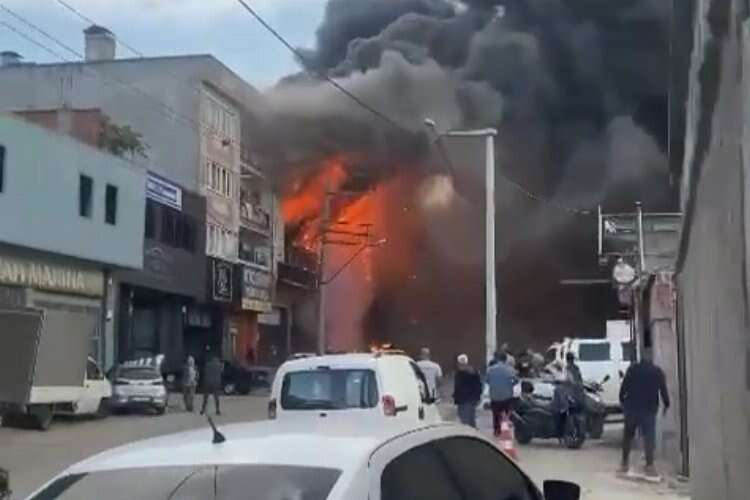 Mobilya imalathanesindeki yangın söndürüldü
