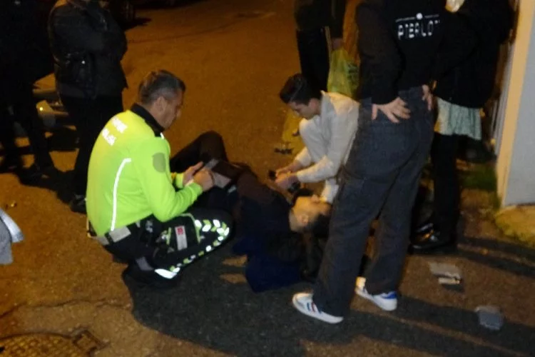 Motosikletin çarptığı sürücü ambulansa kaldırılırken polislere dua etti