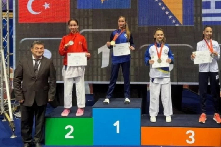 Naz Kayadere Karate şampiyonasında gümüş madalya kazandı