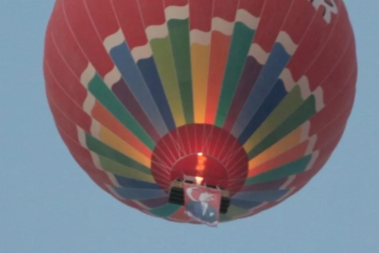 Nevşehir'de sıcak hava balonları, Atatürk posterleri ve Türk bayraklarıyla havalandı