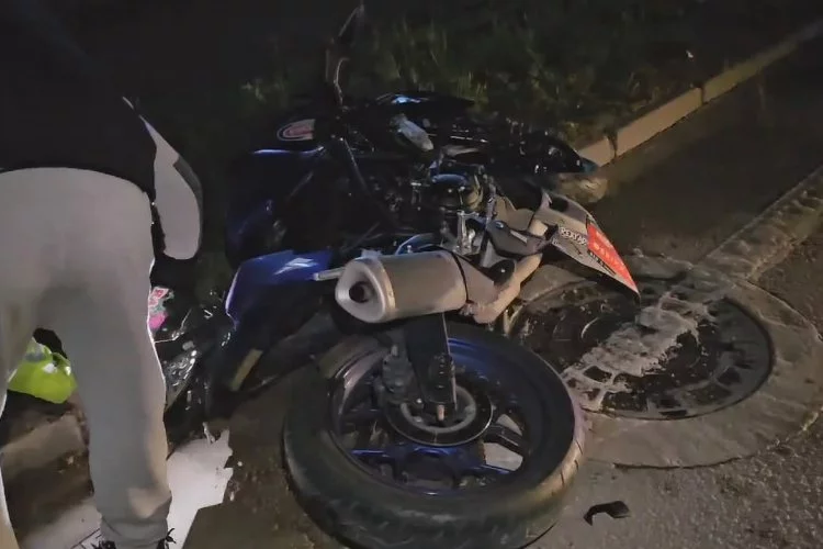Nilüfer'de otomobile çarpan motosiklet sürücüsü yaralandı!
