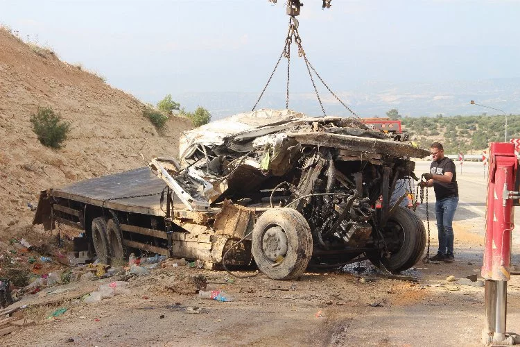 Ölüm Virajında Kamyon Hurdaya Döndü, Sürücü Hayatını Kaybetti