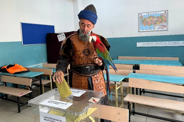 Papağanı ile birlikte oy kullanan vatandaş ilgi odağı oldu
