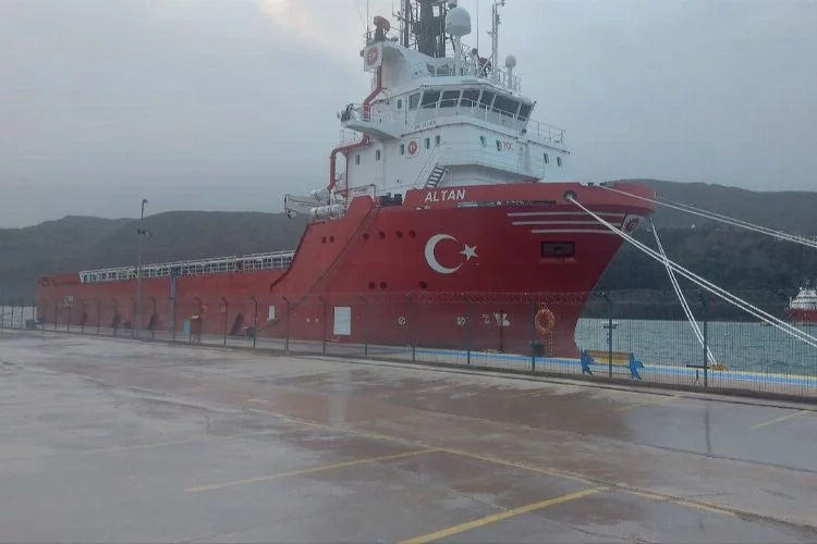 Petrol araması yapan 2 gemi de Amasra Limanı'na sığındı