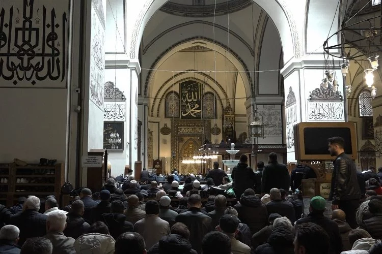 Ramazan'ın ilk cumasında Bursalılar Ulu Cami'ye akın etti