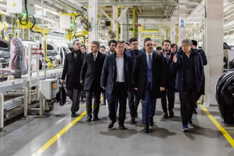 "Sanayi ve Teknoloji Bakanı Mehmet Fatih Kacır, Chery Global Merkezi'ni Ziyaret Etti ve Elektrikli OMODA E5'i Test Etti"