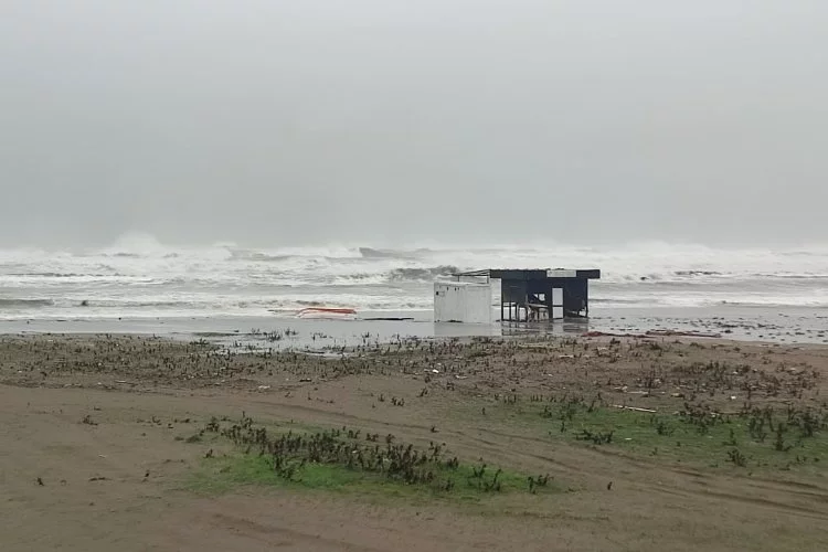 Şiddetli fırtına sahili yıktı geçti