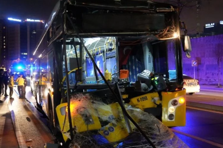 Şişli’de İETT otobüsü park halindeki hafriyat kamyonuna çarptı: 9 yaralı