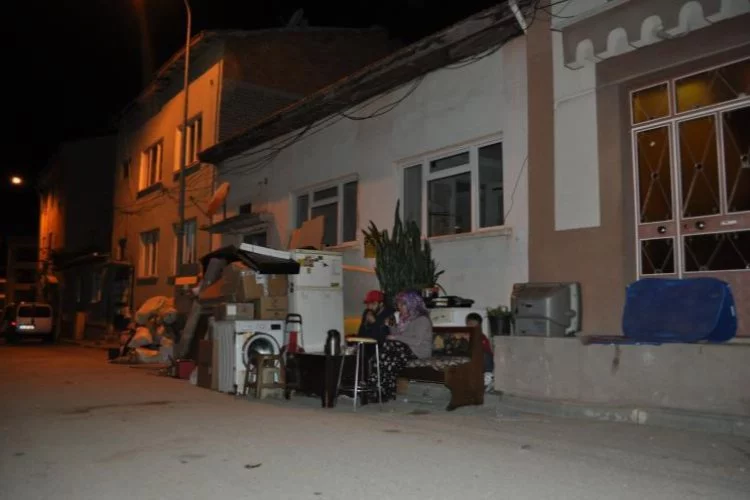 Tahliye kararıyla evden atılan Çolak ailesi 2 gündür sokakta yaşıyor