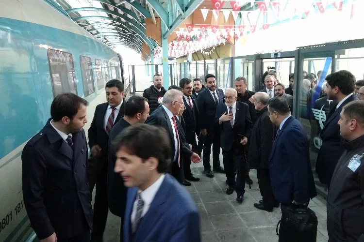 Temel Karamollaoğlu, eleştirdiği hızlı trenle Ankara’ya geri döndü!