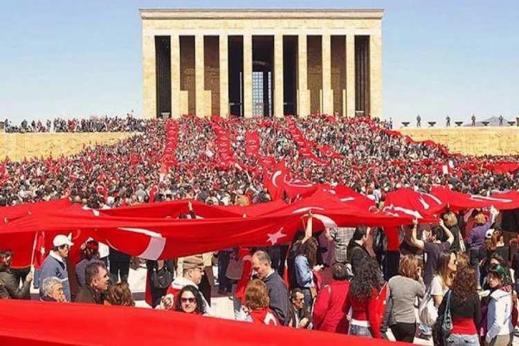 Türkiye Cumhuriyeti'nin 100. Yılında Vatandaşlar Anıtkabir'e Akın Etti