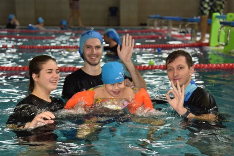 Üniversite öğrencilerinden engellilere yüzme kursu