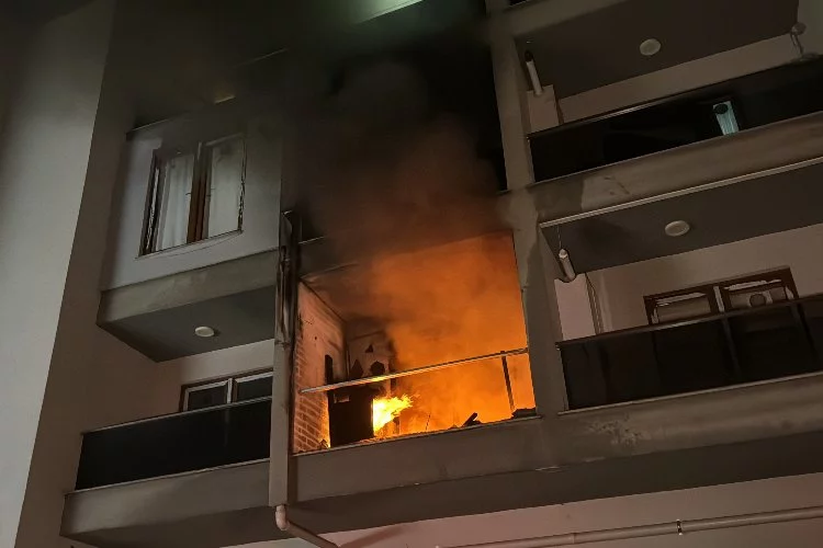 Yangında apartmanda mahsur kalanları itfaiye kurtardı