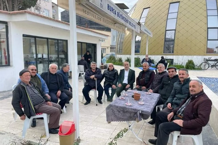 Yenişehir Belediye Başkanı Davut Aydın Babasultan Camii cemaatiyle bir arada
