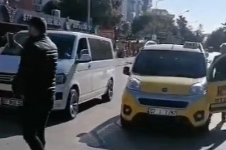 Yolcu taşıyan aracın önünü kesen taksiciler gözaltında