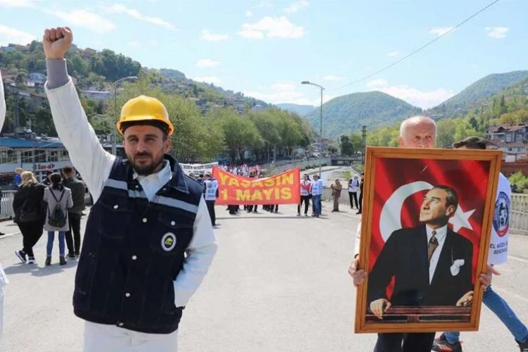 Zonguldak'ta işçiler Madenci Anıtı'na yürüdü